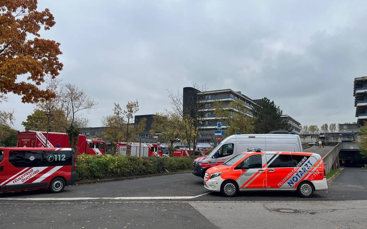 Großeinsatz am Kalkweg: Klinikum wegen möglichem Substanzaustritt gesperrt