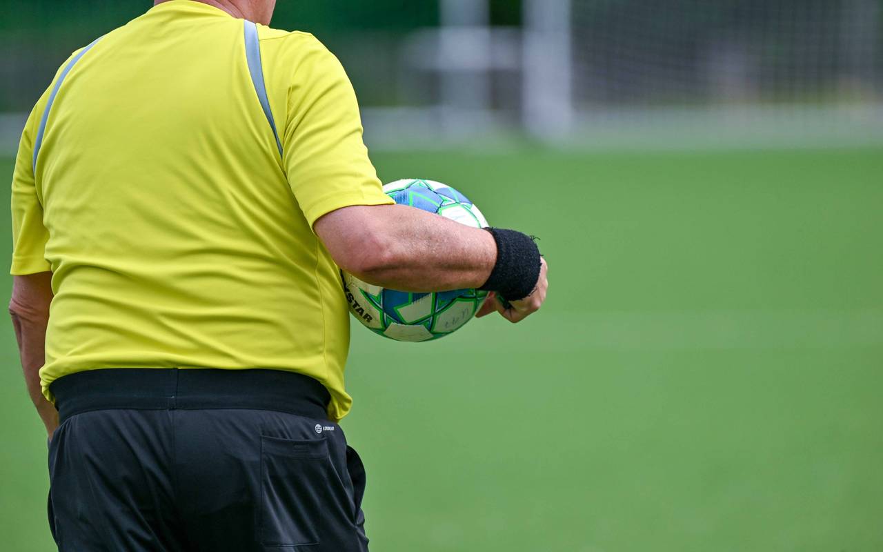 Kreisliga-Spiel in Duisburg eskaliert: Mehrere Verletzte nach Massenschlägerei