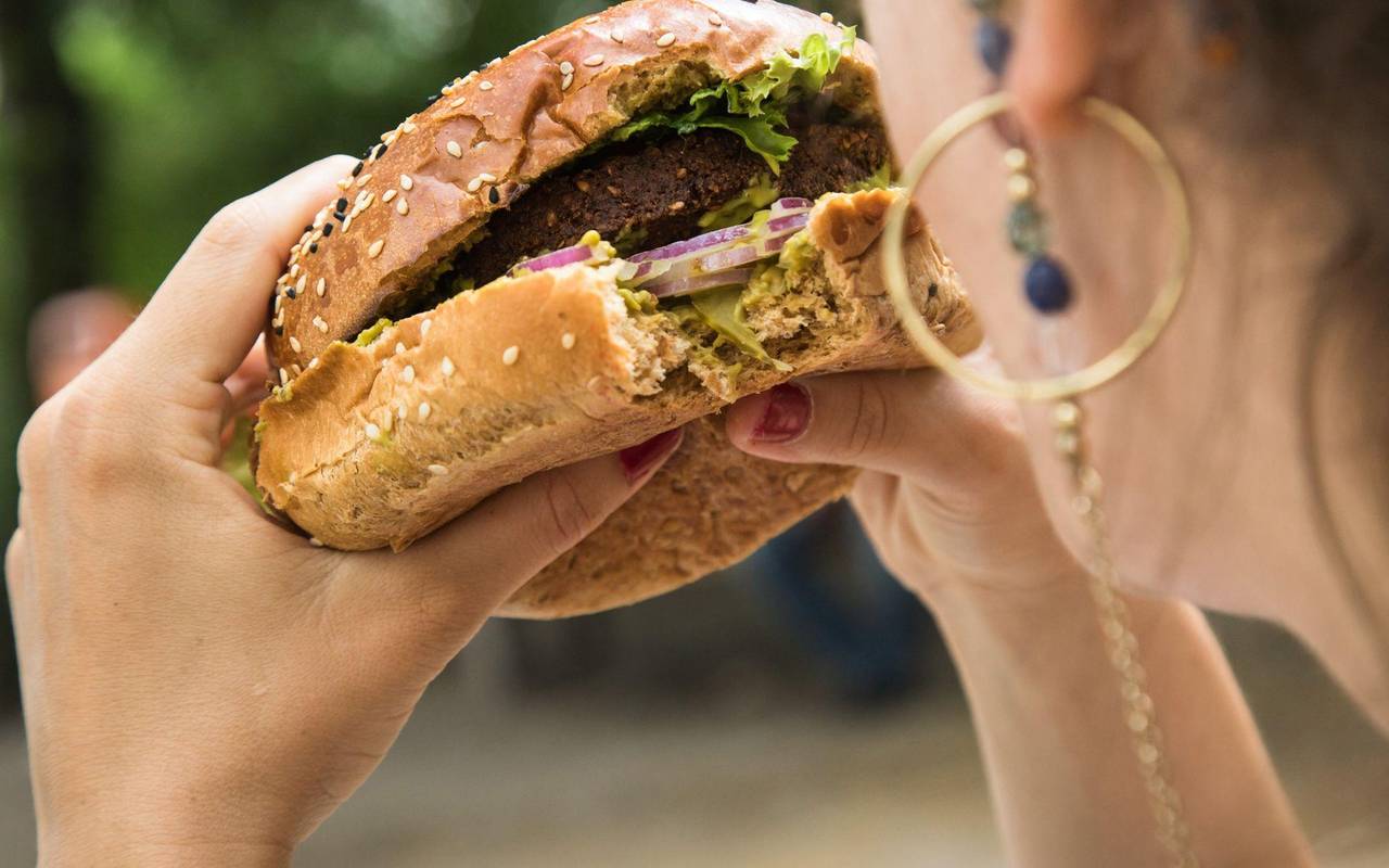 Frau isst einen Burger