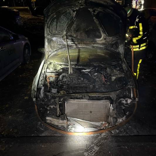 Auto brennt in Alt-Homberg