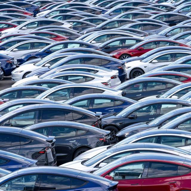 Neue Tesla-Autos auf dem Lagerplatz