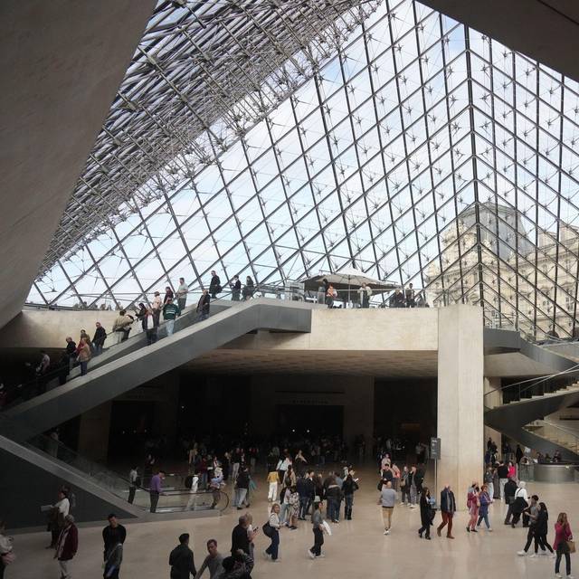 Louvre-Raub: Einbrecher scheiterten zunächst an Vitrine