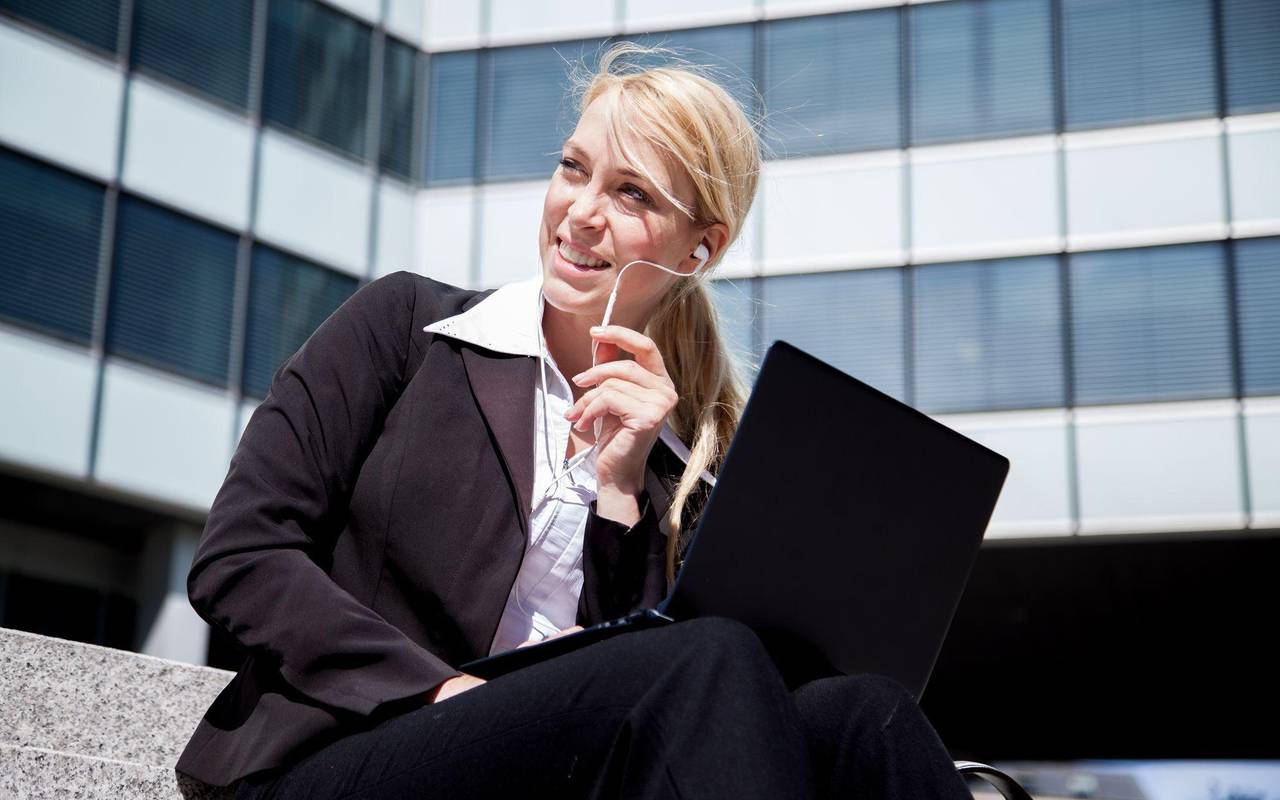 Businessfrau arbeitet draußen