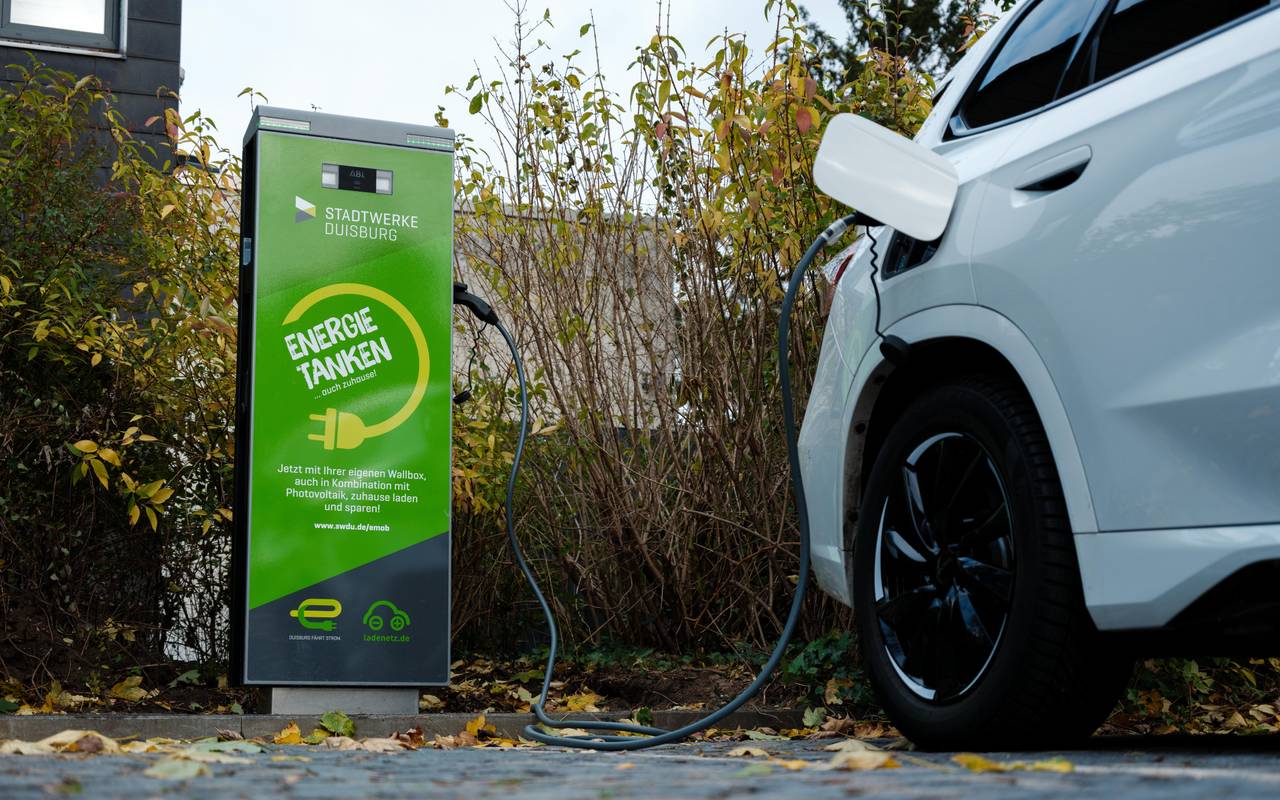 Duisburg baut Ladenetz aus: Zwölf neue Ladepunkte für E-Autos