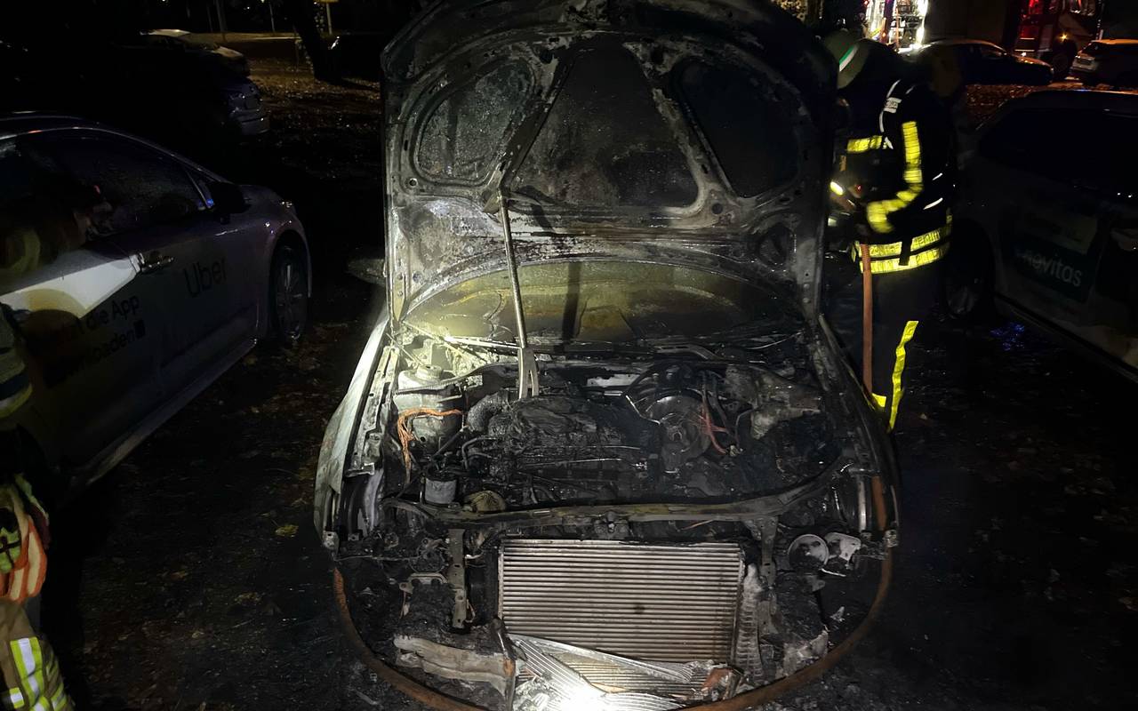 Duisburg-Homberg: Audi brennt völlig aus – zwei weitere Autos beschädigt