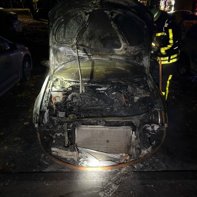 Duisburg-Homberg: Audi brennt völlig aus – zwei weitere Autos beschädigt