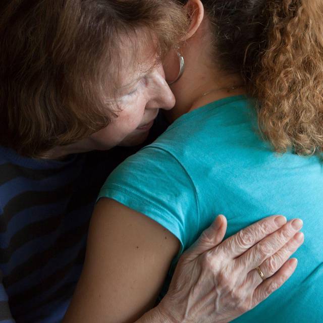 Zwei Frauen umarmen sich