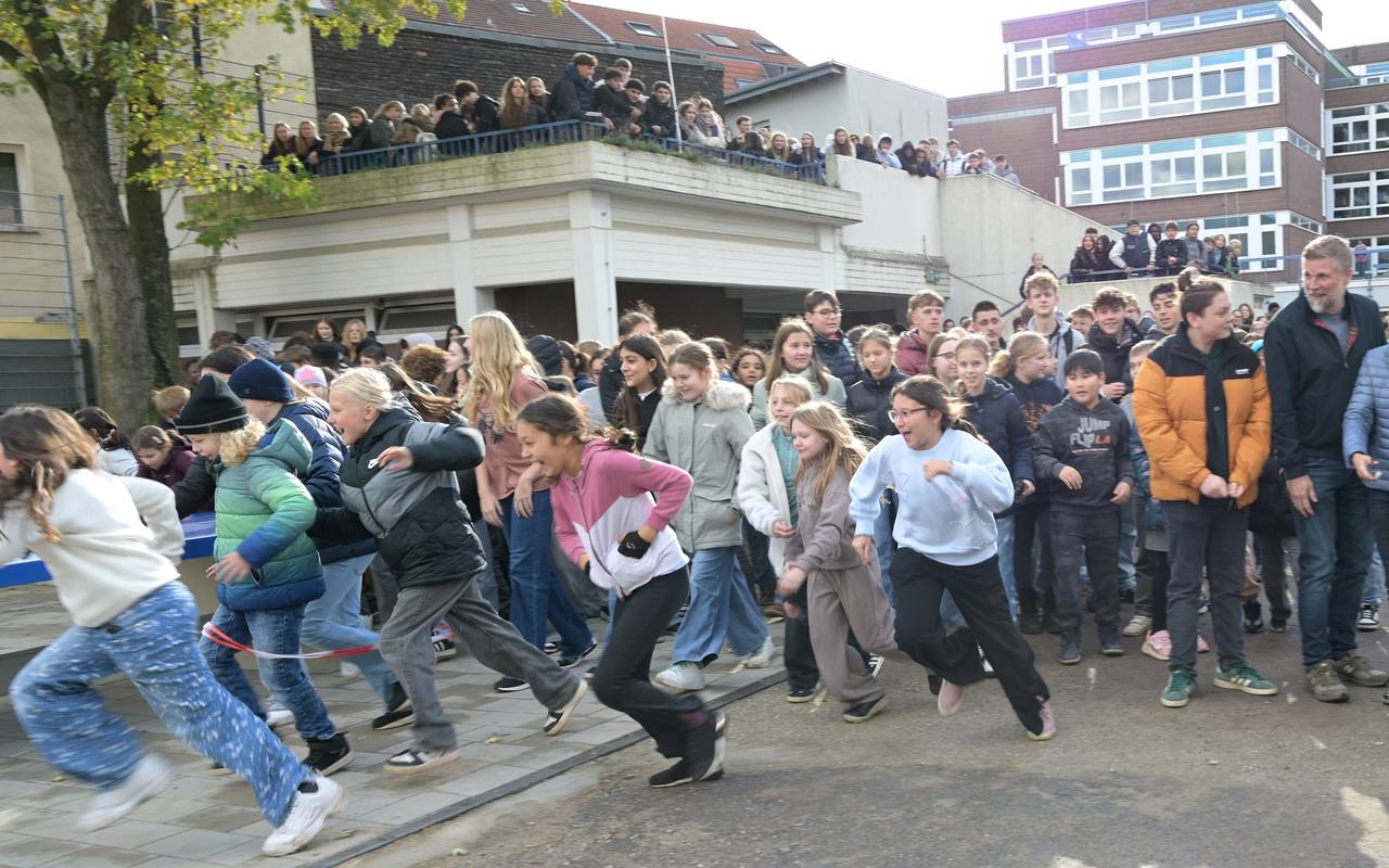 Duisburg: Neuer Schulhof mit Calisthenics-Anlage eröffnet