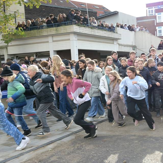 Duisburg: Neuer Schulhof mit Calisthenics-Anlage eröffnet