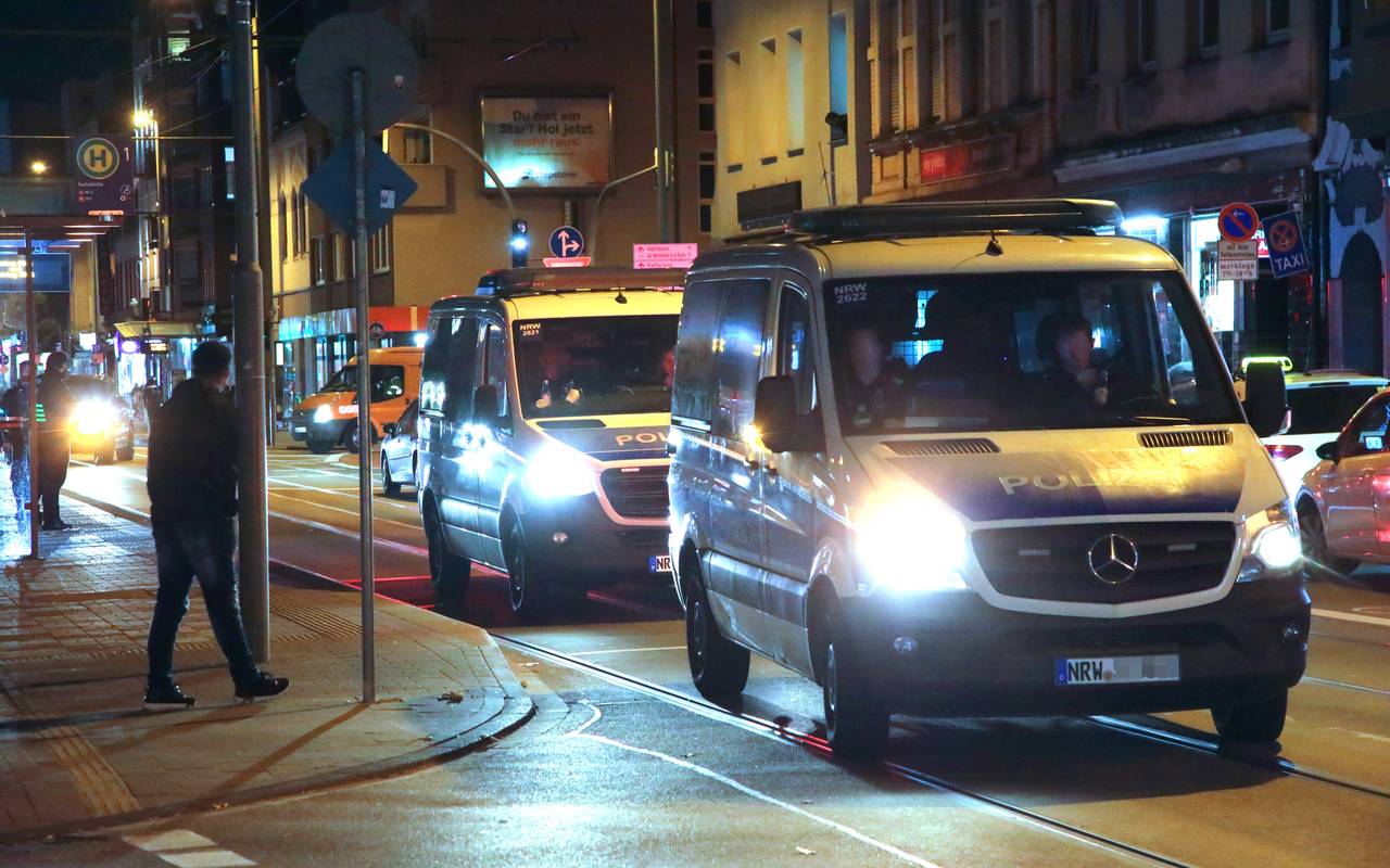 Einsatzwagen der Hundertschaft in Hochfeld