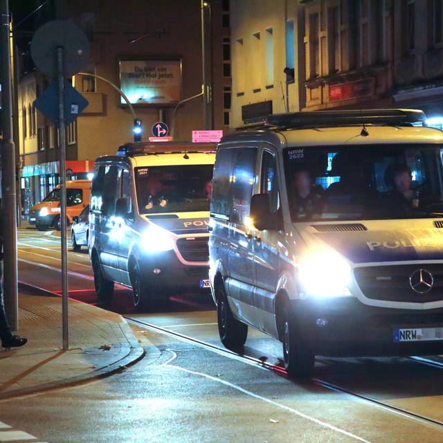 Einsatzwagen der Hundertschaft in Hochfeld