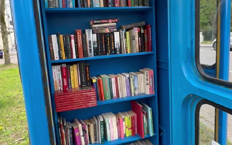 Eine blaue Telefonzelle dient jetzt als Bücherschrank.