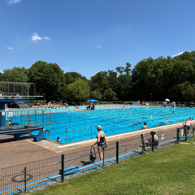 Das Freibad Homberg ist die richtige Adresse für alle die lieber ins Becken springen statt in den See.