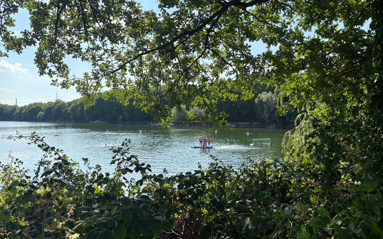 Das Freibad Kruppsee hat einen Baggersee und ein Schwimmbecken.