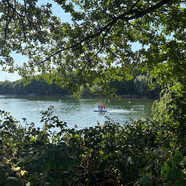 Das Freibad Kruppsee hat einen Baggersee und ein Schwimmbecken.
