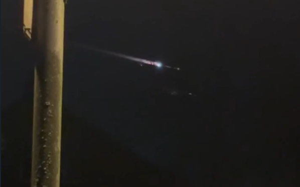 Die zweite Raketenstufe der Falcon-9 verglüht in der Atmosphäre über Duisburg.