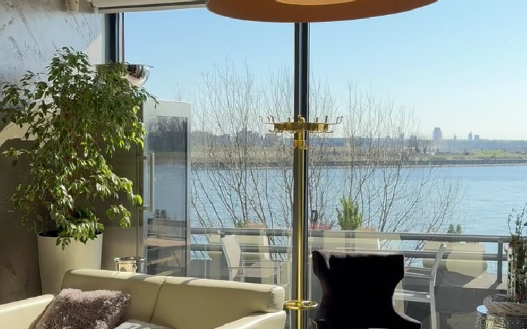 Lobby im Hotel Rheingarten mit Blick aufs Wasser.