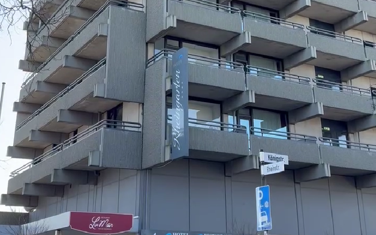 Fassade und Eingangsbereich des Hotels Rheingarten.