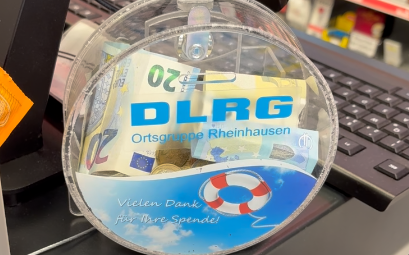 Ein Lottoladen in Rumeln Kaldenhausen hat eine Spendendose für die DLRG aufgestellt