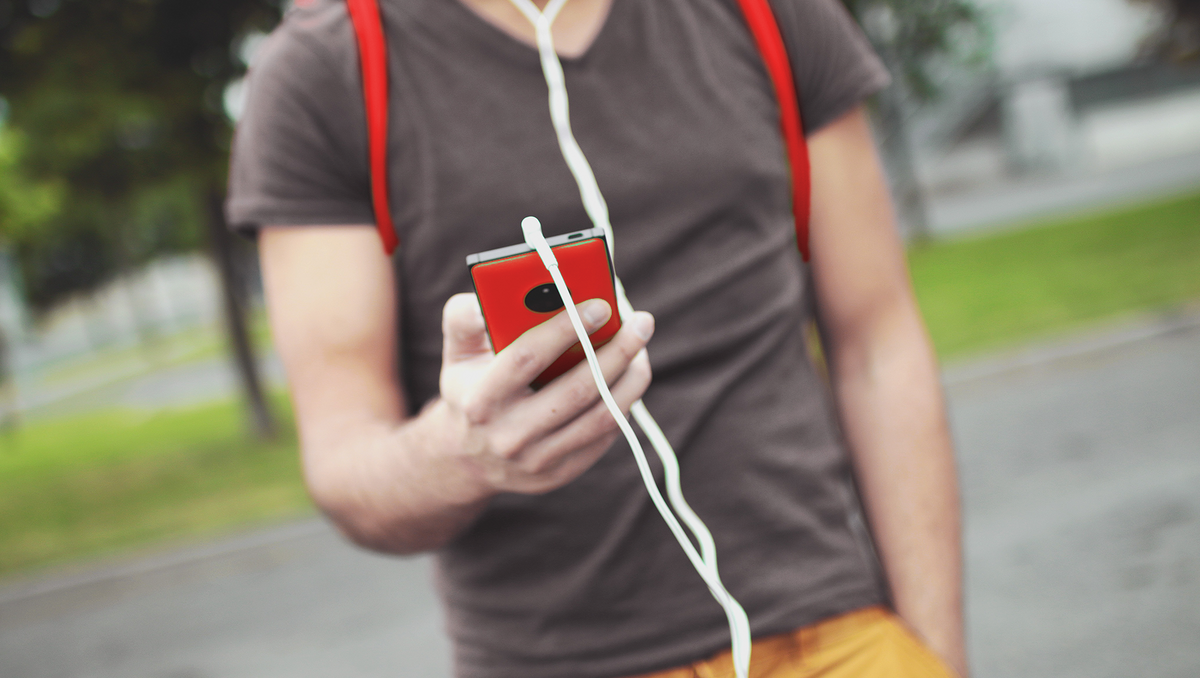 Mann Handy Smartphone Kopfhörer Mediathek