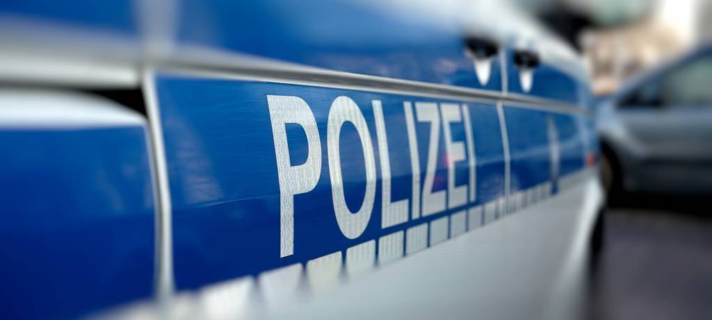 Symbolbild Polizeiwagen mit Schriftzug "Polizei"