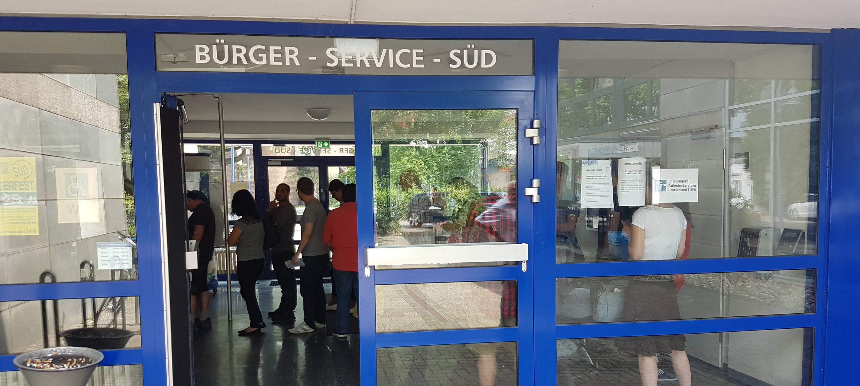 Warteschlange im Bezirksamt Süd am Sittardsberg, hoher Krankenstand bei Mitarbeitern