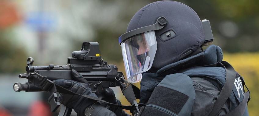 Razzia gegen mutmaßliche Drogen- und Waffenhändler auch in Duisburg.