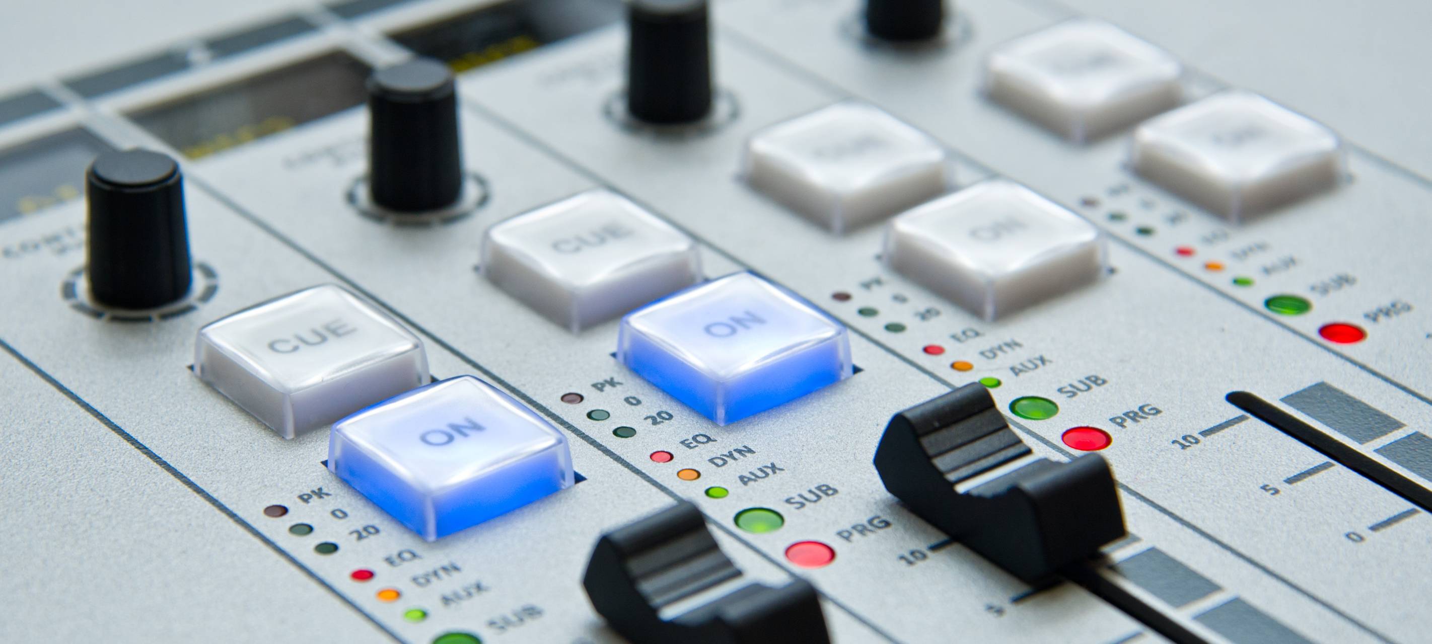 Ein typisches Mischpult im Radio. (Lizenz: CC0 Public Domain. Freie kommerzielle Nutzung. Kein Bildnachweis nötig)