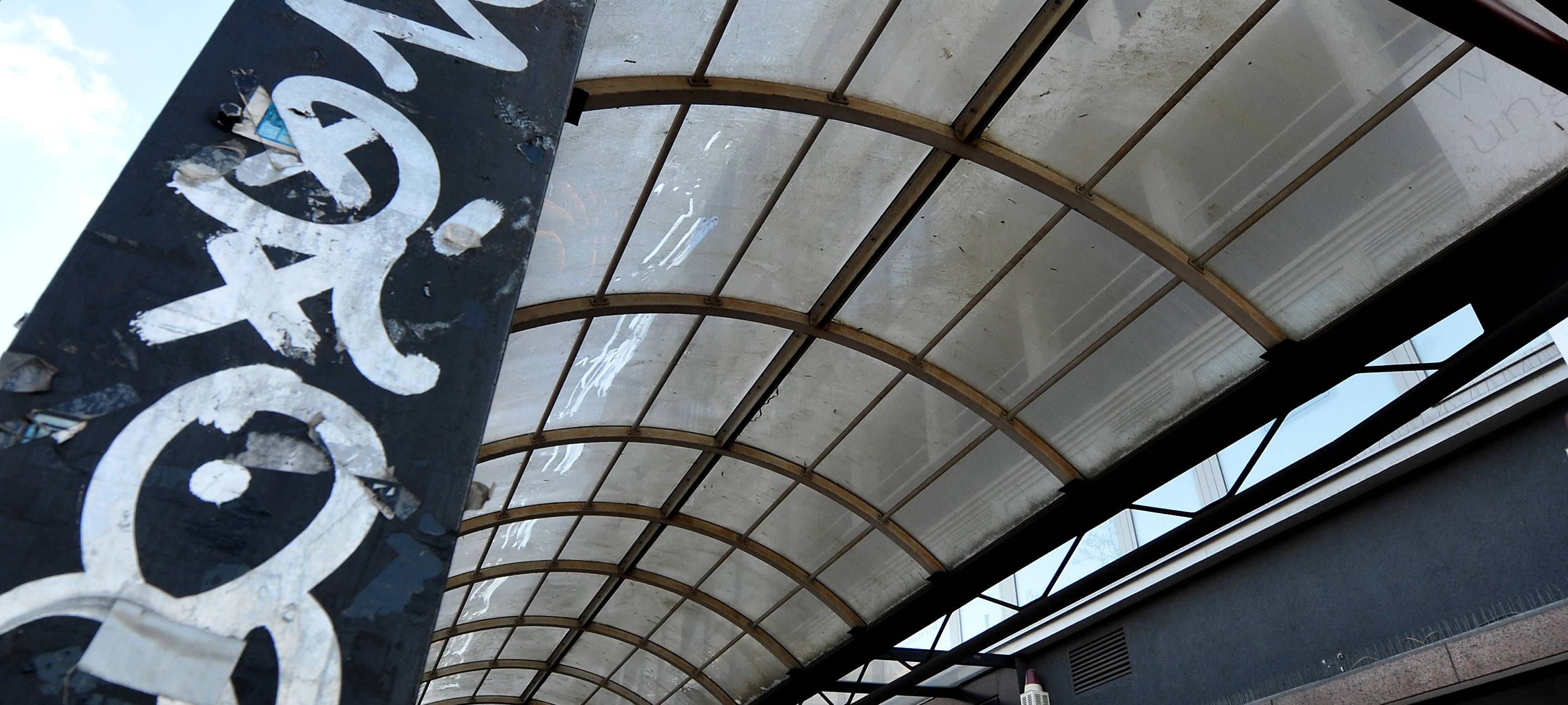 Foto von den Überdachungen in der Fußgängerzone zwischen der Mercatorstraße und der Steinschen Gasse in Duisburg. Das Dach ist ungepflegt und dreckig. Seit Jahren sind wohl die Glasscheiben nicht mehr gereinigt worden und lassen kaum noch Licht durch. Tauben haben alles verdreckt, an manchen Stellen sind Netze gegen die Vögel hingehängt worden.