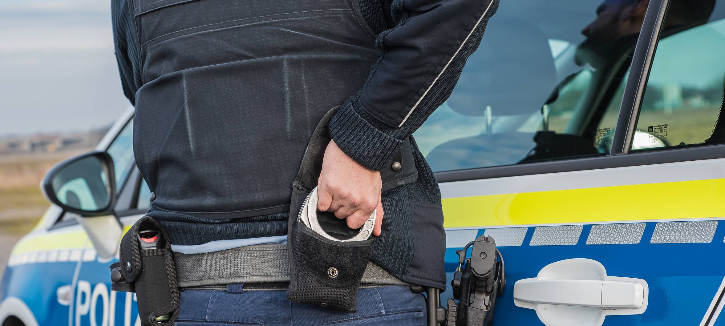 Ein Polizist nutzt Handschellen zur Festnahme (Symbolbild).
Bei Verwendung in Social Media muss die Bildquelle am Bild genannt werden; bei Verwendung als Nachrichtenbild spielt das System diese automatisch mit aus.