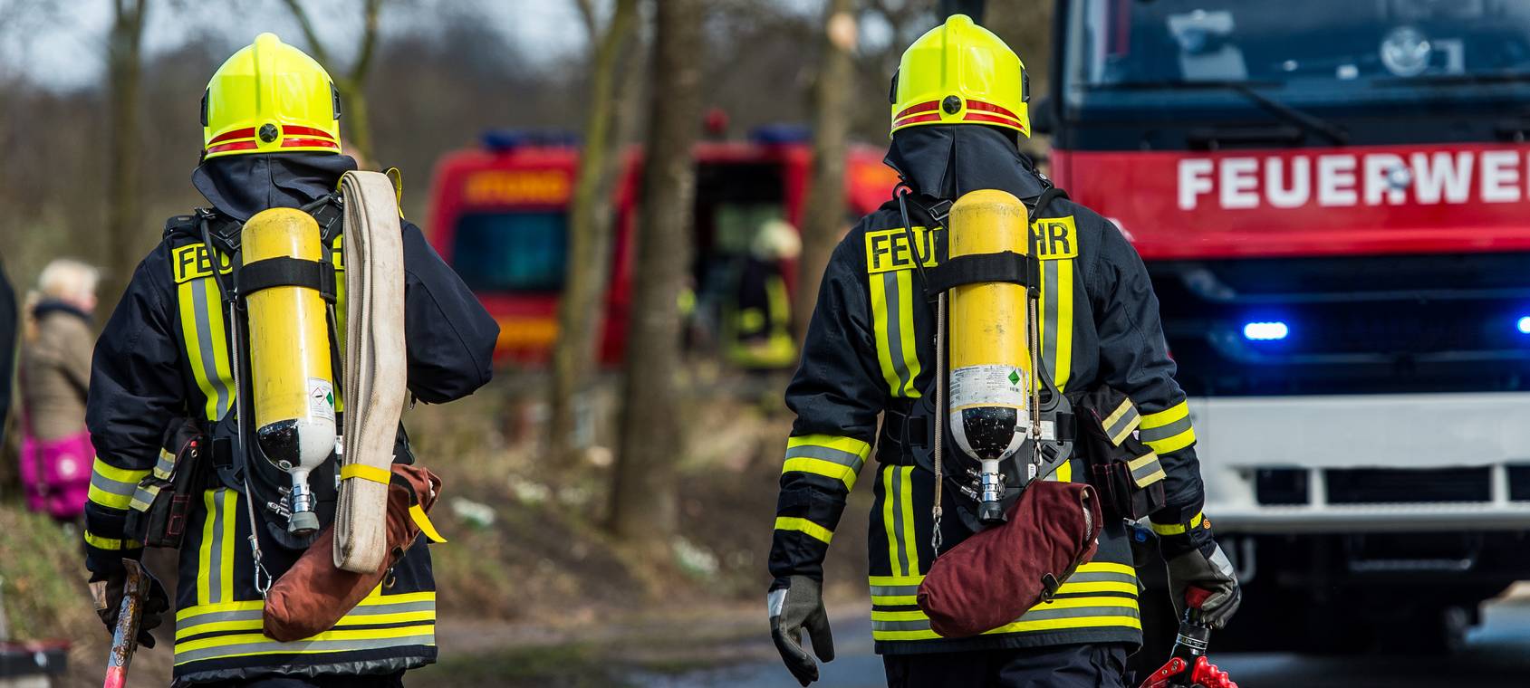 Feuerwehrmänner im Einsatz (Symbolbild). Bei Verwendung in Social Media muss die Bildquelle am Bild genannt werden; bei Verwendung als Nachrichtenbild spielt das System diese automatisch mit aus.