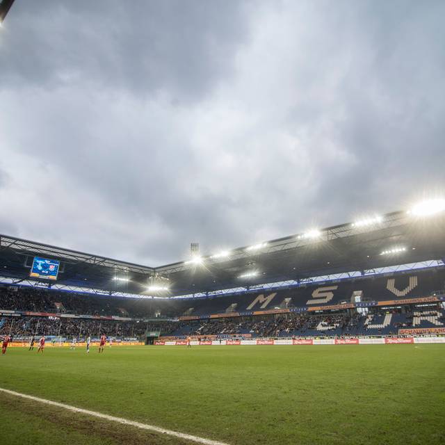 Am Samstag, den 30.11.2013 wurde das Spiel in der 3. Liga zwischen dem MSV Duisburg und der SpVgg Unterhaching in der Schauinsland Reisen Arena in Duisburg fotografiert. Im Bild: MSV in den weiß-blauen Trikots.
