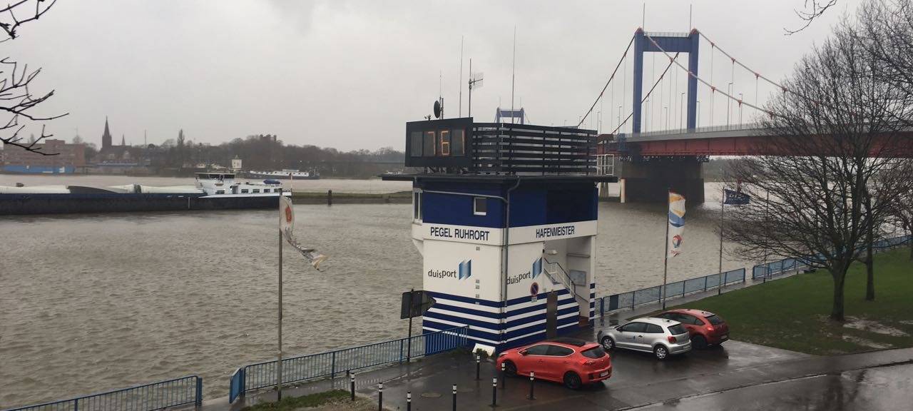 Suche nach vermisster Person im Rhein