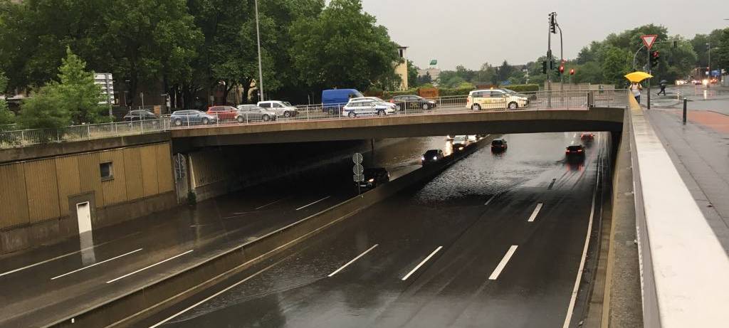 A59 in Duisburg unter Wasser