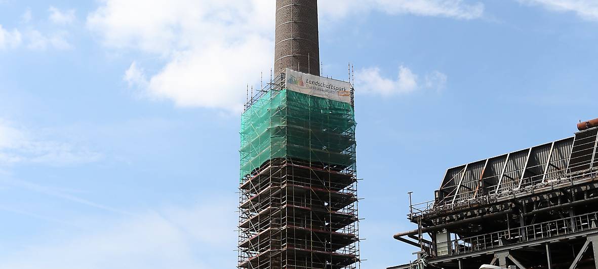 Weniger Baugerüst am Kamin im Landschaftspark