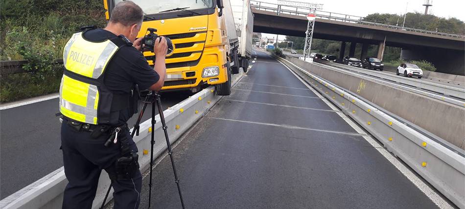 Polizei geht nach Unfall auf A40 gegen Gaffer vor