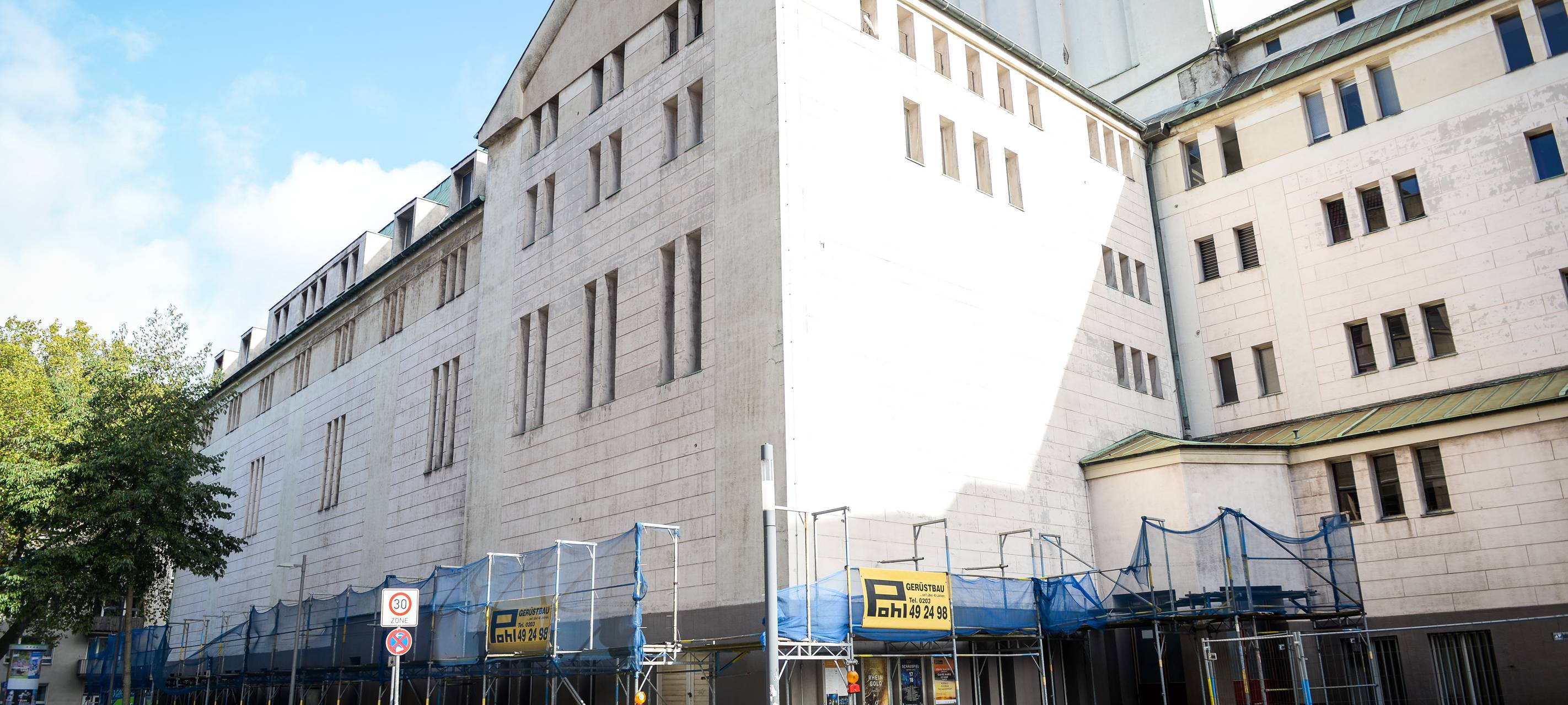 Marode Fassade: Gerüste am Stadttheater bleiben weiter stehen