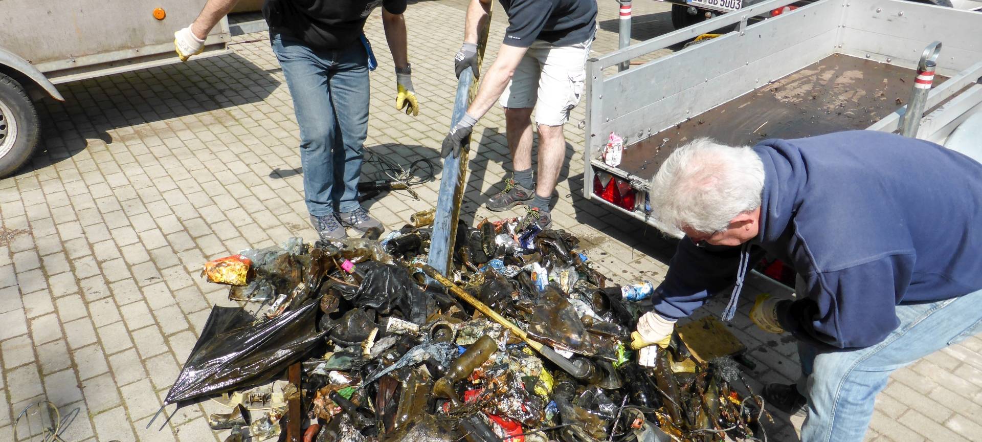 Landschaftspark: Taucher holen illegal entsorgten Müll aus der Emscher