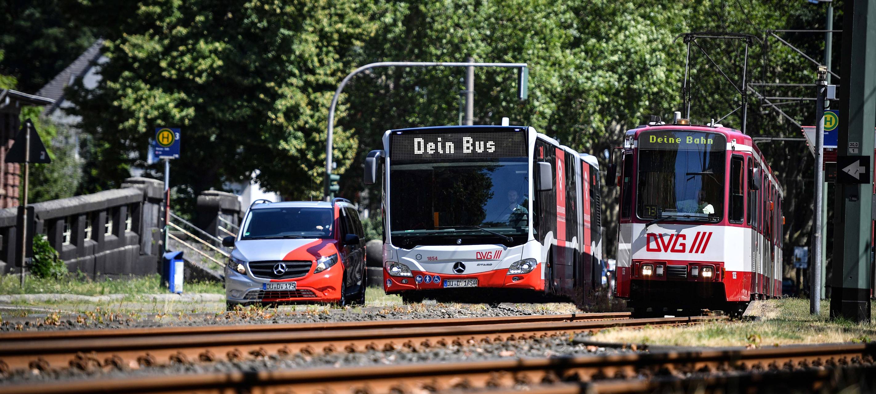 Busse und Bahnen fahren wieder häufiger in Duisburg