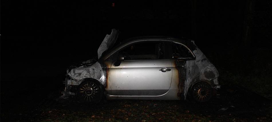 Auto in Brand gesteckt