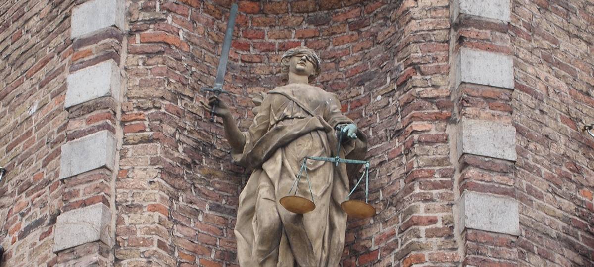 Körperverletzung und Raub nach Trinkgelage: zwei Männer vor dem Duisburger Landgericht