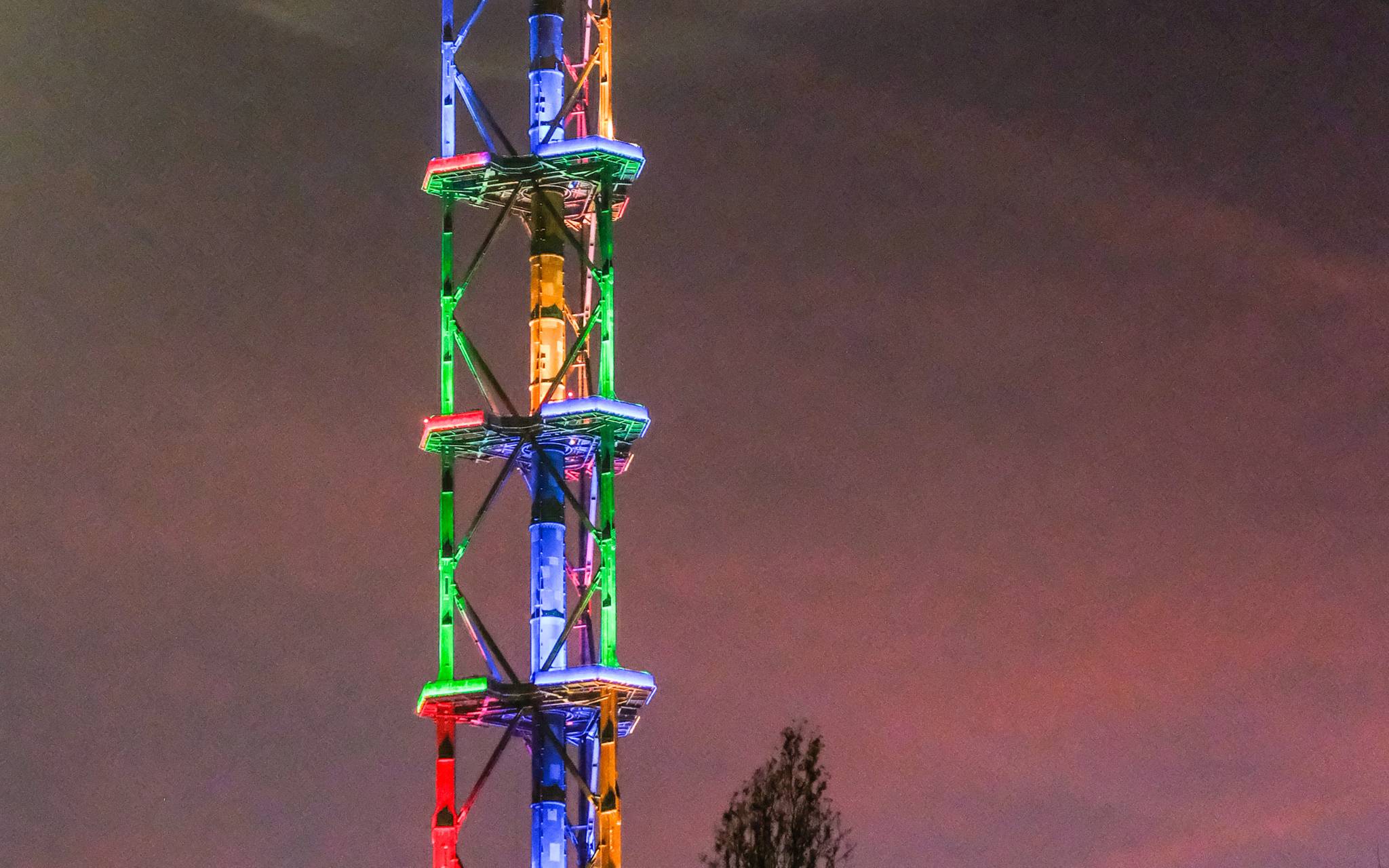 Stadtwerketurm leuchtet an Rosenmontag in bunten