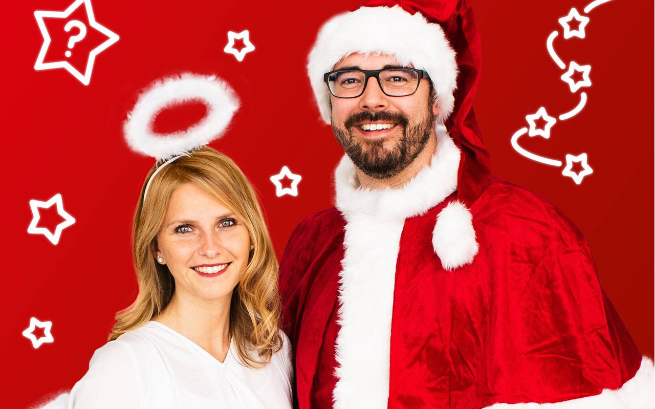 Olli & Jana stehen weihnachtlich im Weihnachtsmann- und Engelskostüm vor der Kamera.