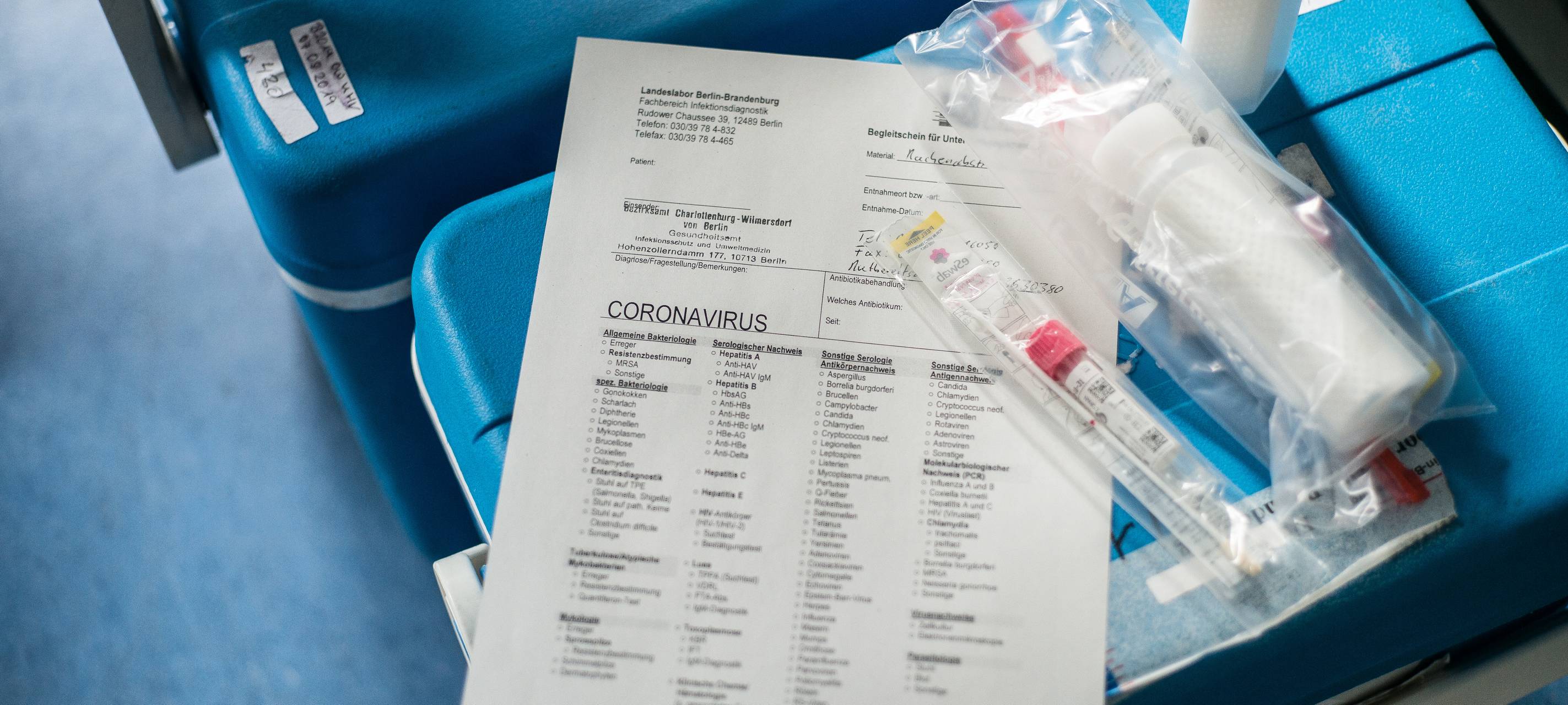 Ein Corona Test-Set liegt beim Gesundheitsamt auf einem Tisch.