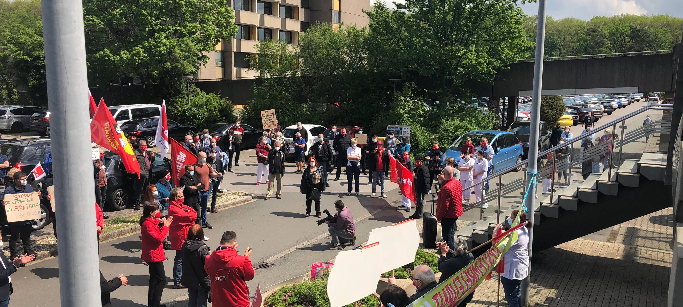 Protestkundgebung vor Sana Kliniken in Wedau