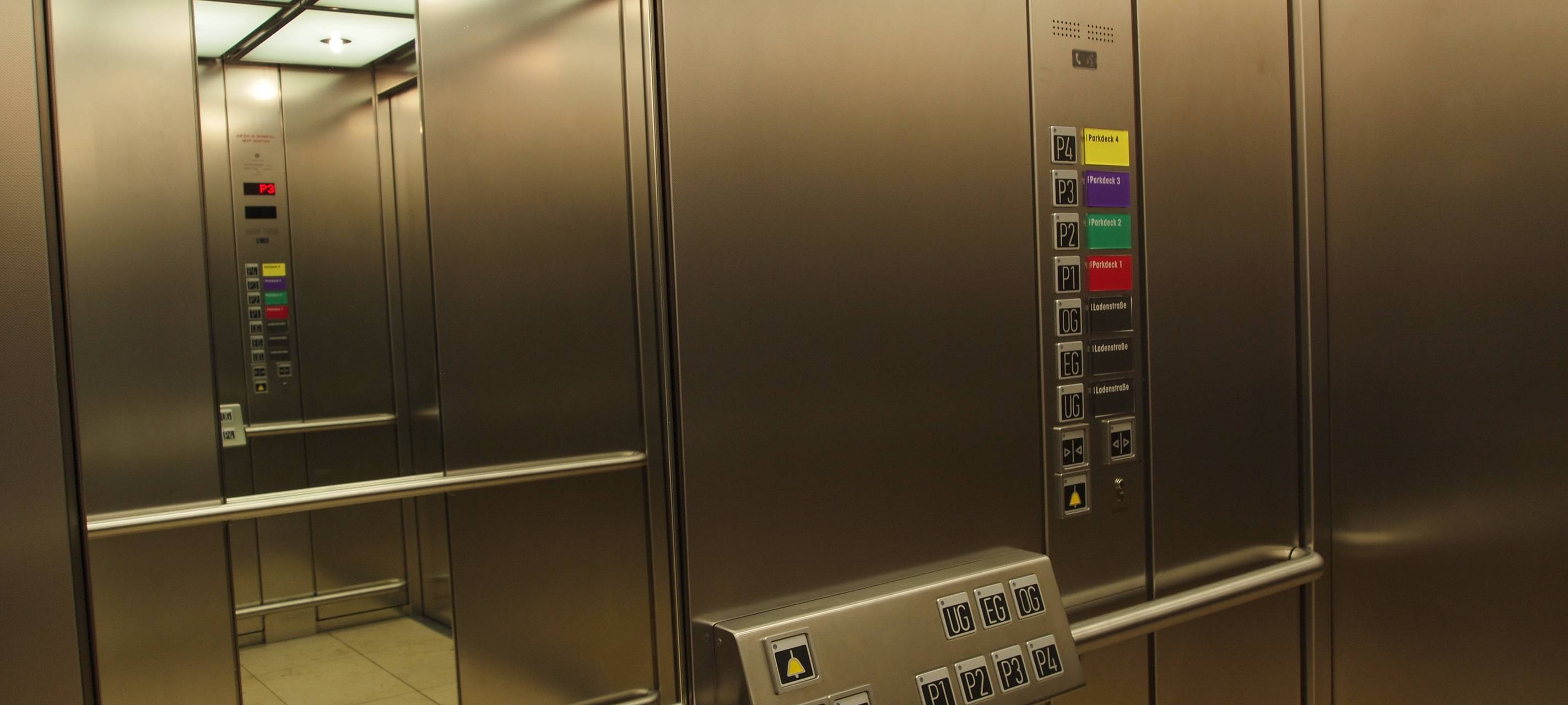 Aufzug an der U-Bahn-Haltestelle König-Heinrich-Platz