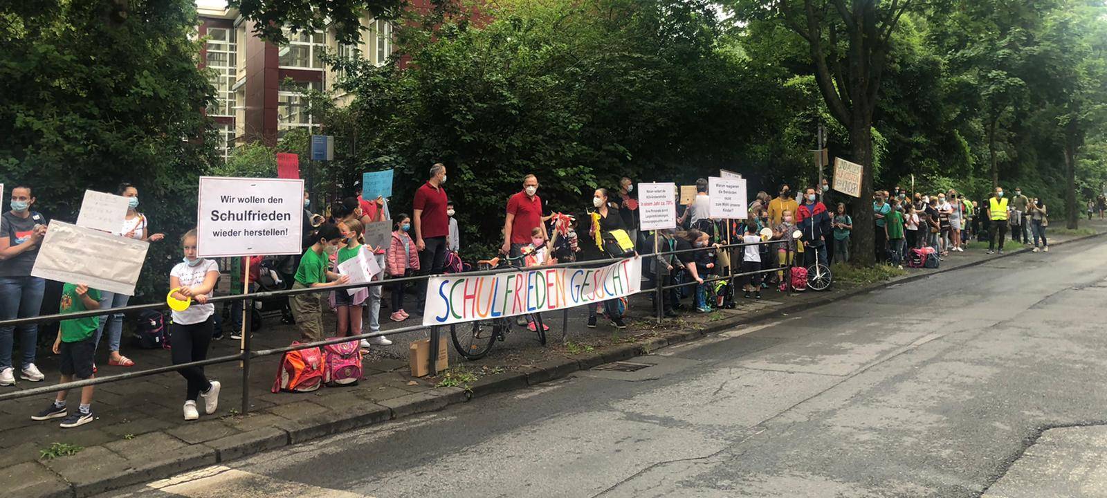Lehrer verlassen KGS Grabenstraße: Demonstration