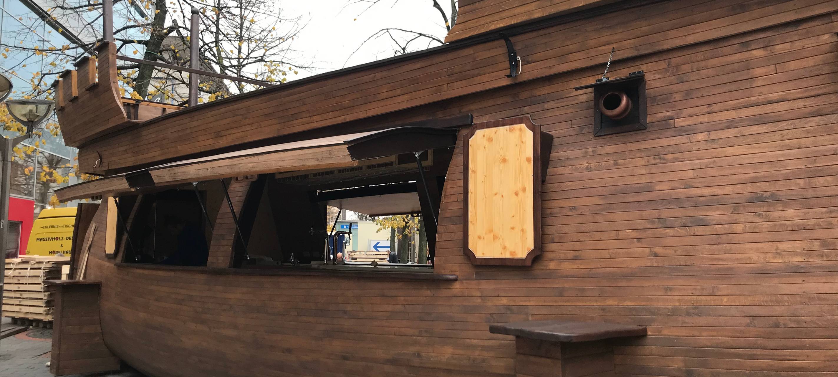 Der Duisburger Weihnachtsmarkt hat wieder ein Glühweinschiff