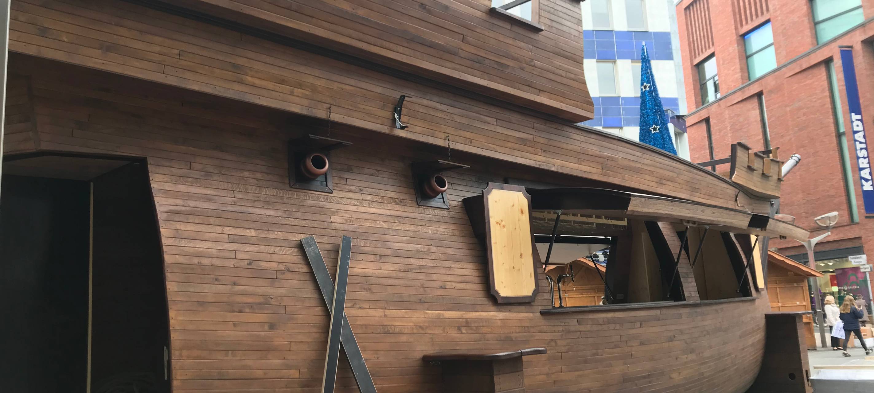 Der Duisburger Weihnachtsmarkt hat wieder ein Glühweinschiff