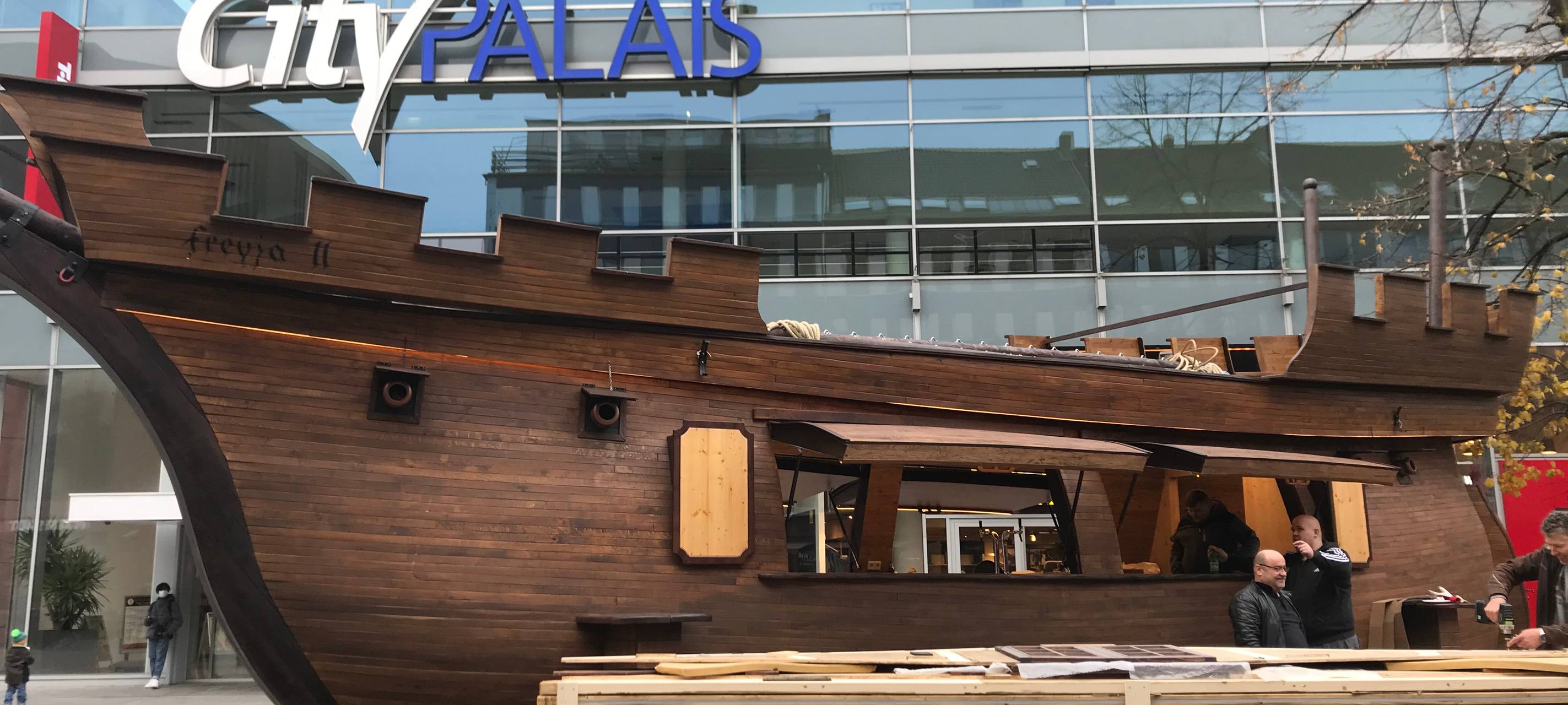 Neues Glühweinschiff auf dem Duisburger Weihnachtsmarkt